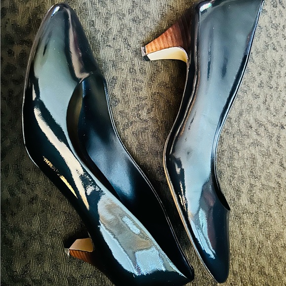 Gorgeous new navy patent leather two inch heels - Picture 3 of 4